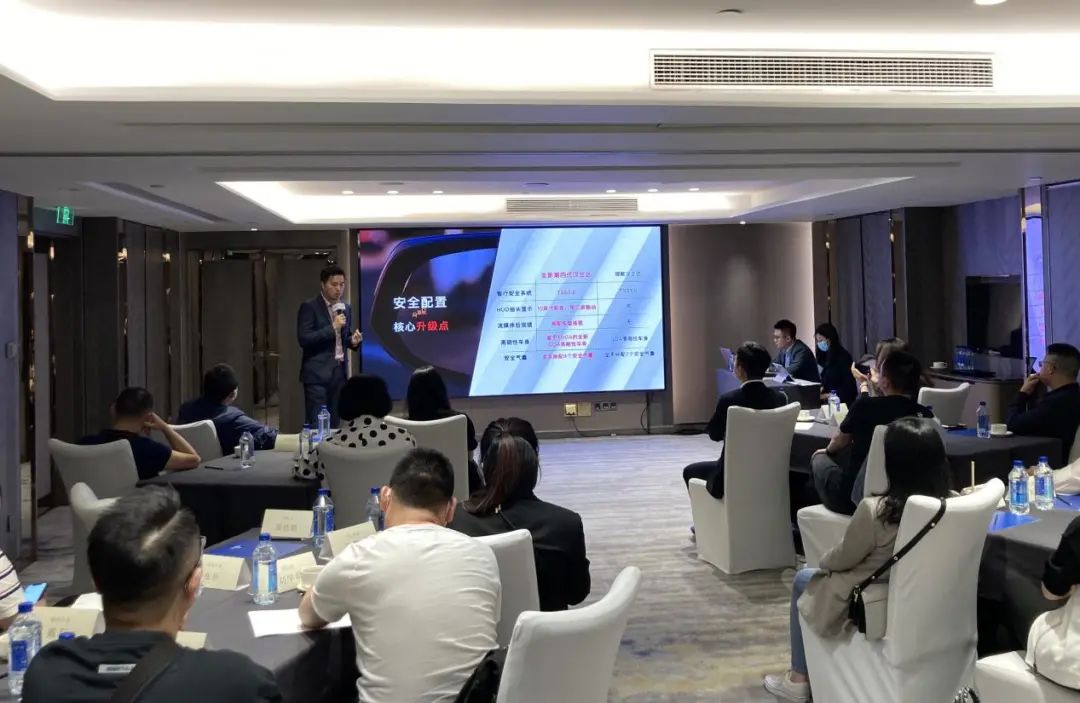 丰田“大内斗”，汉兰达对付皇冠陆放有王炸？