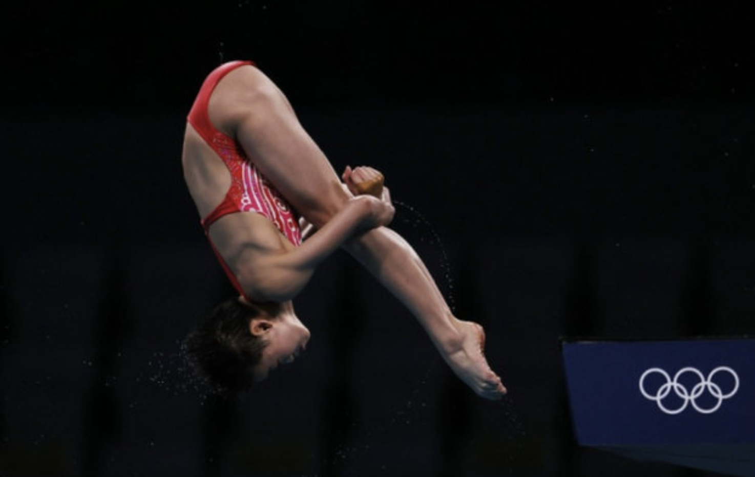 全红婵奥运夺冠只是运气好？20人10米台围观，她再次用实力说话