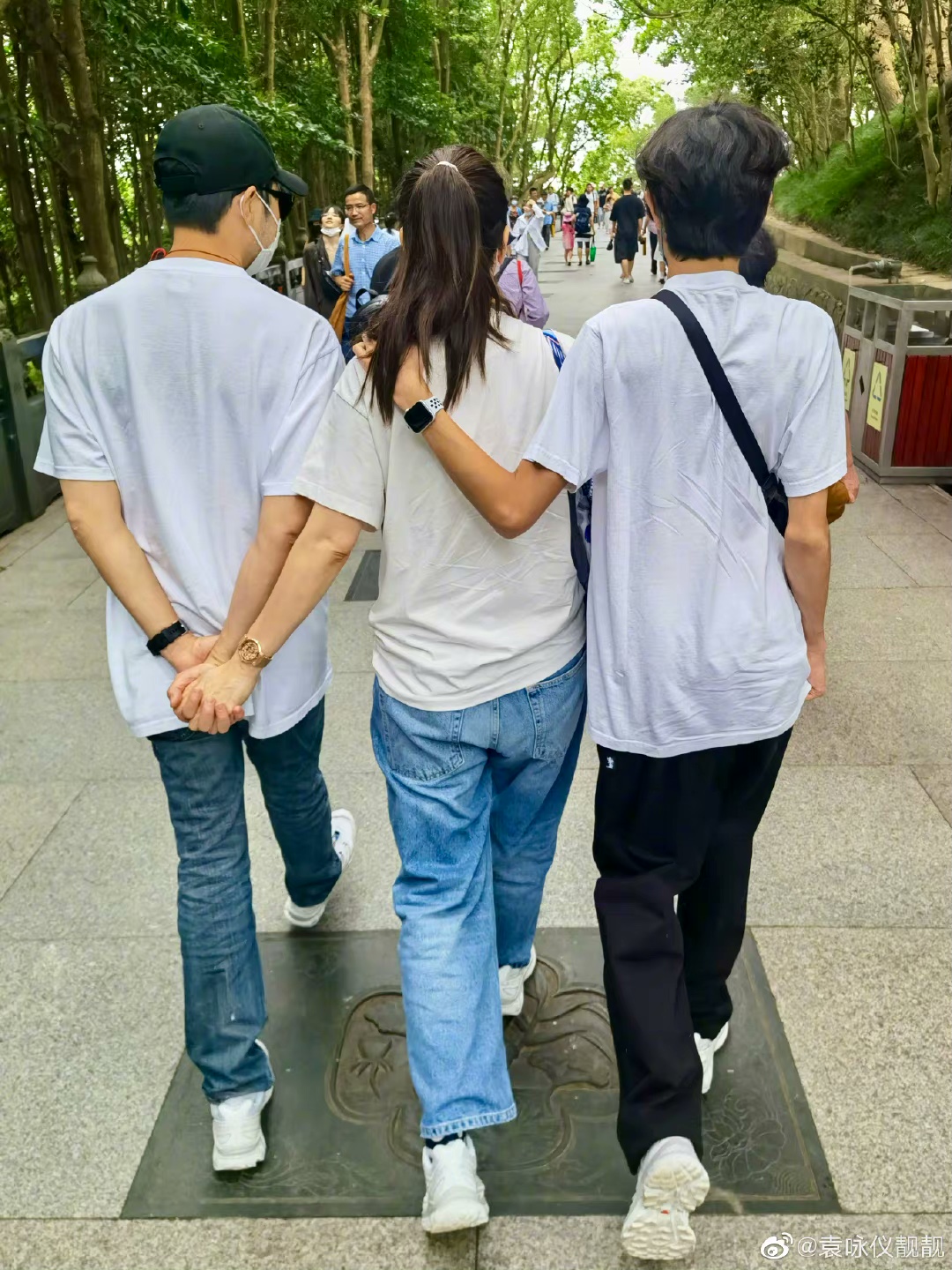 偶遇袁咏仪一家三口逛街，张智霖被赞亲民，魔童见镜头挥手打招呼