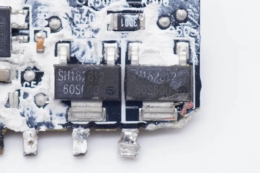 华硕最强游戏本标配300W电源，内置4颗氮化镓，内部结构揭晓