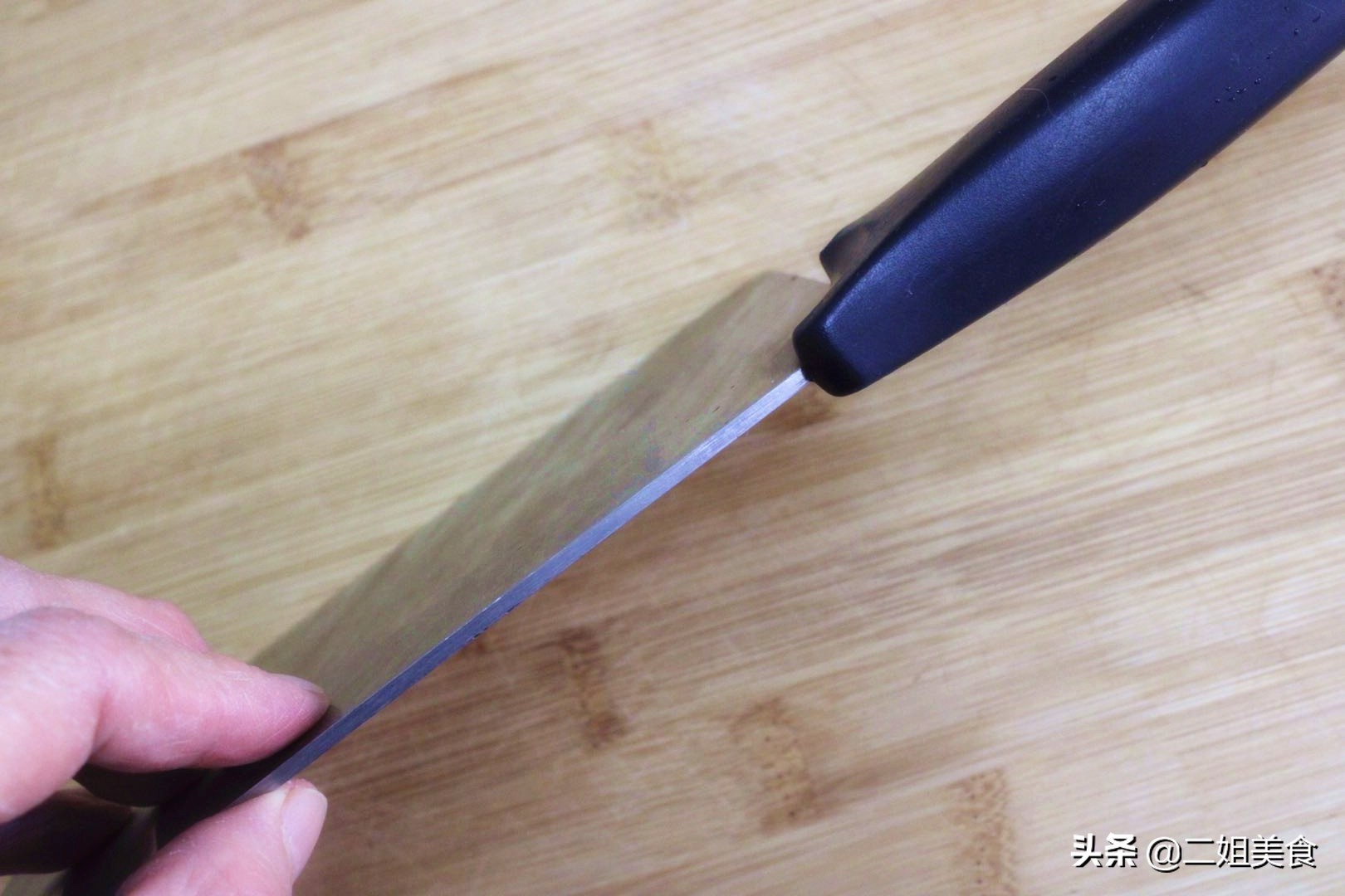 買菜刀時，只需要敲擊一下，好壞菜刀一下子就能區分，別亂買