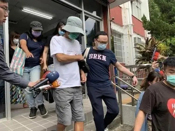 黄鸿升猝死家人悲痛欲绝，妹妹晒全家福悼念哥哥：会照顾好父亲