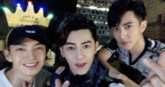 飞轮海出道十五周年，吴尊发文纪念，晒组合初期演出照回忆满满