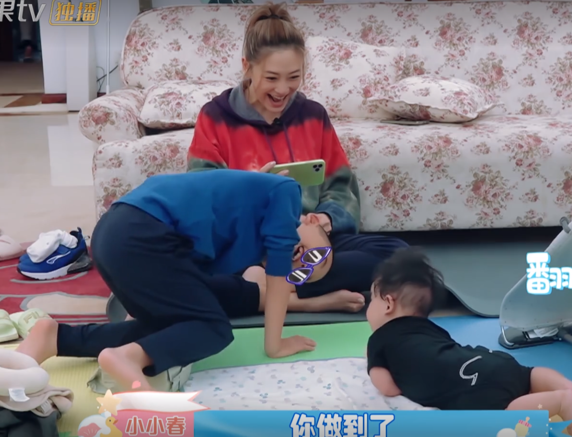 7歲jasper改大名了，陳小春岳母主動抱二寶，讓保姆先吃飯