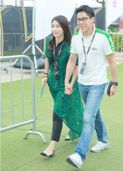 42岁霍启刚晒全家福庆生，携妻儿骑单车并表白：有你们便足够