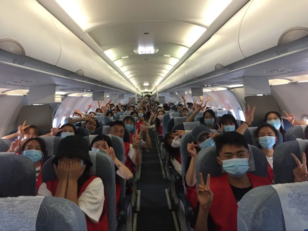 九州体育319名学子乘包机飞赴广州实习
