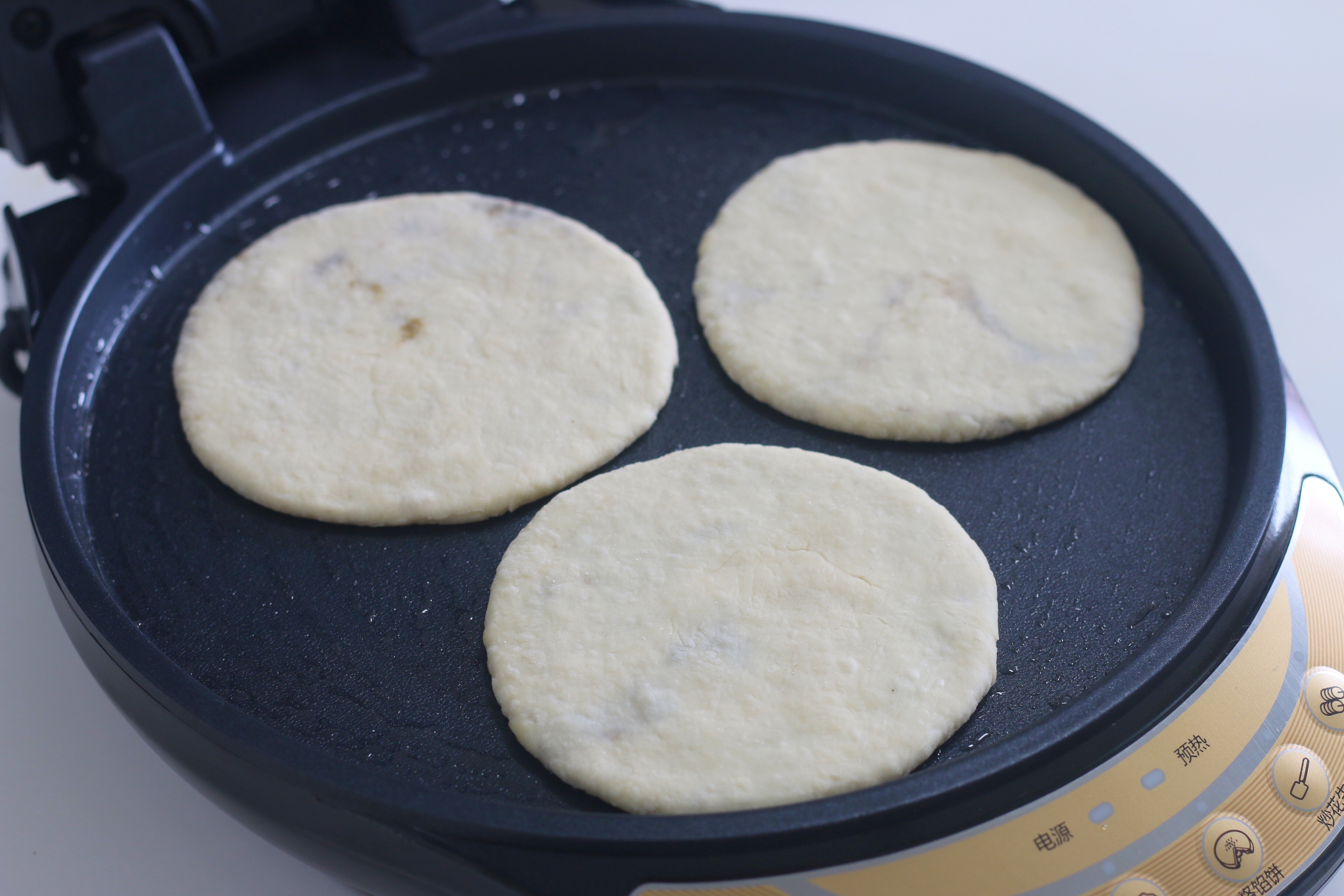 猪肉降到9块，烙几个火烧，卤1锅肉，剁碎一夹，太香了