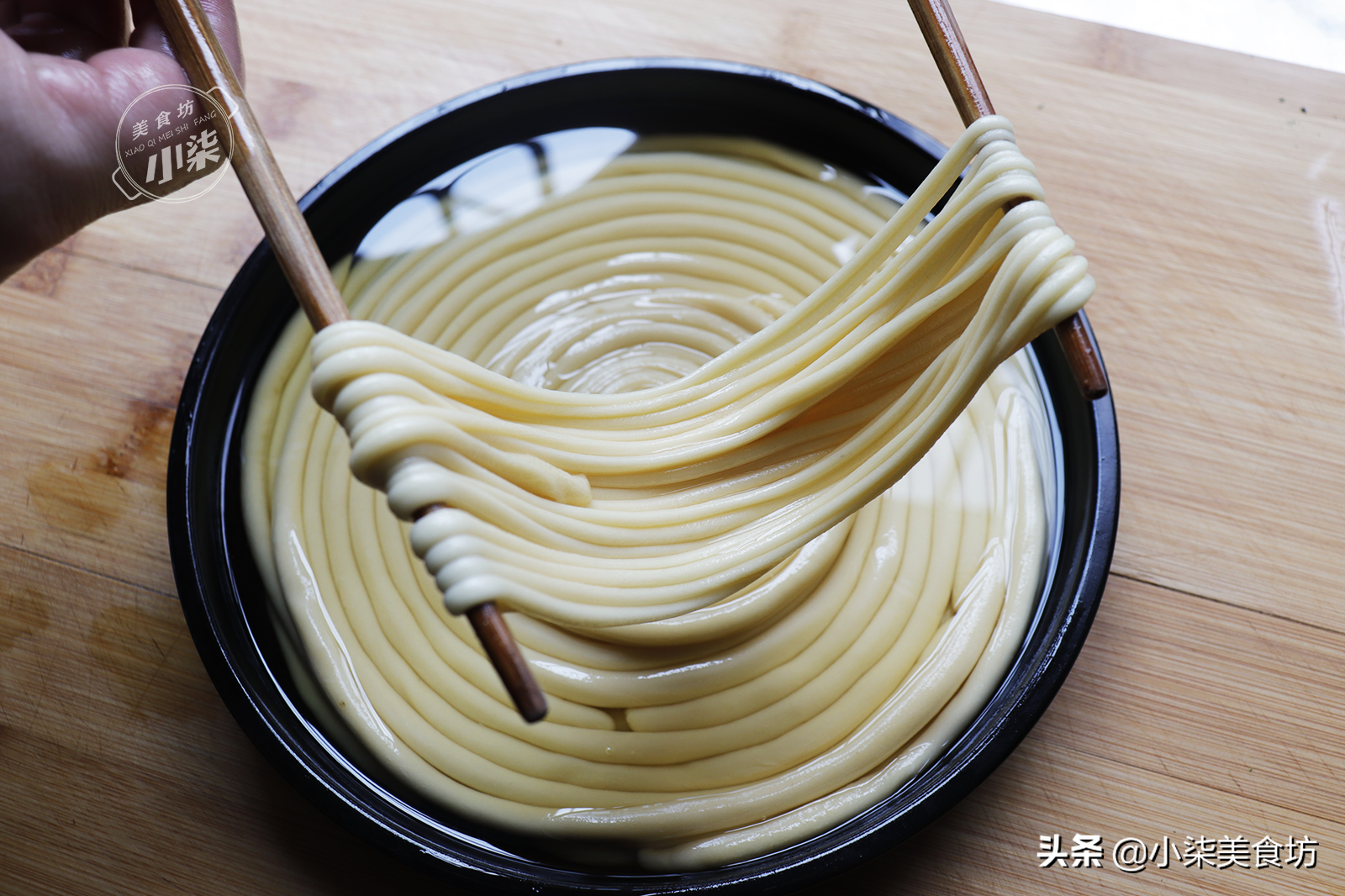 麵條放進油鍋裡一炸，酥脆鹹香，做法簡單，過年招待客人很有面子