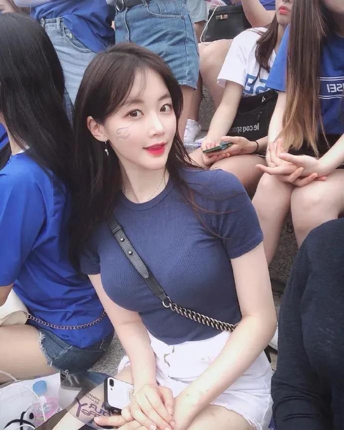 面容清秀的韩国美女图片欣赏