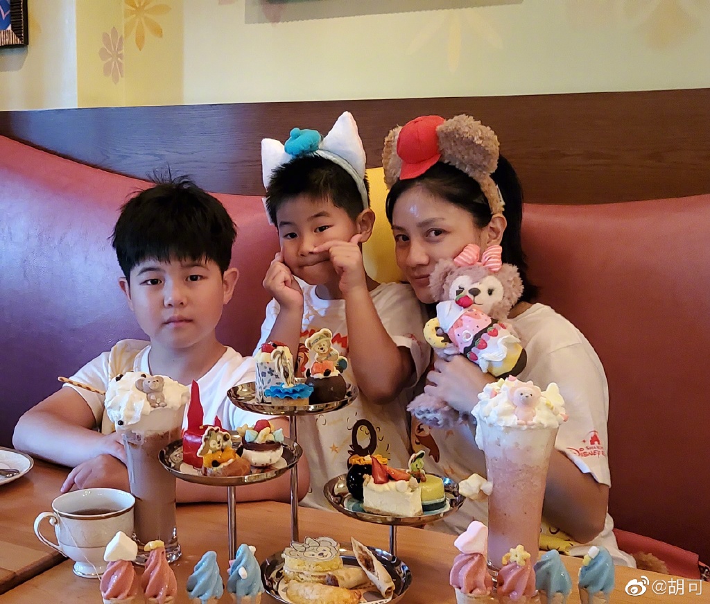 胡可曬兒子比賽照，6歲小魚兒穿西裝成鋼琴王子，顏值逆襲超安吉