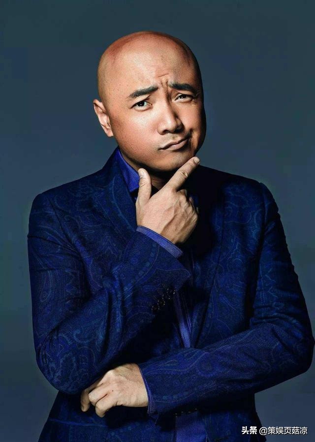 徐峥与两美女吃火锅，肚子发福像怀胎7月，没开工疑似被同行排斥