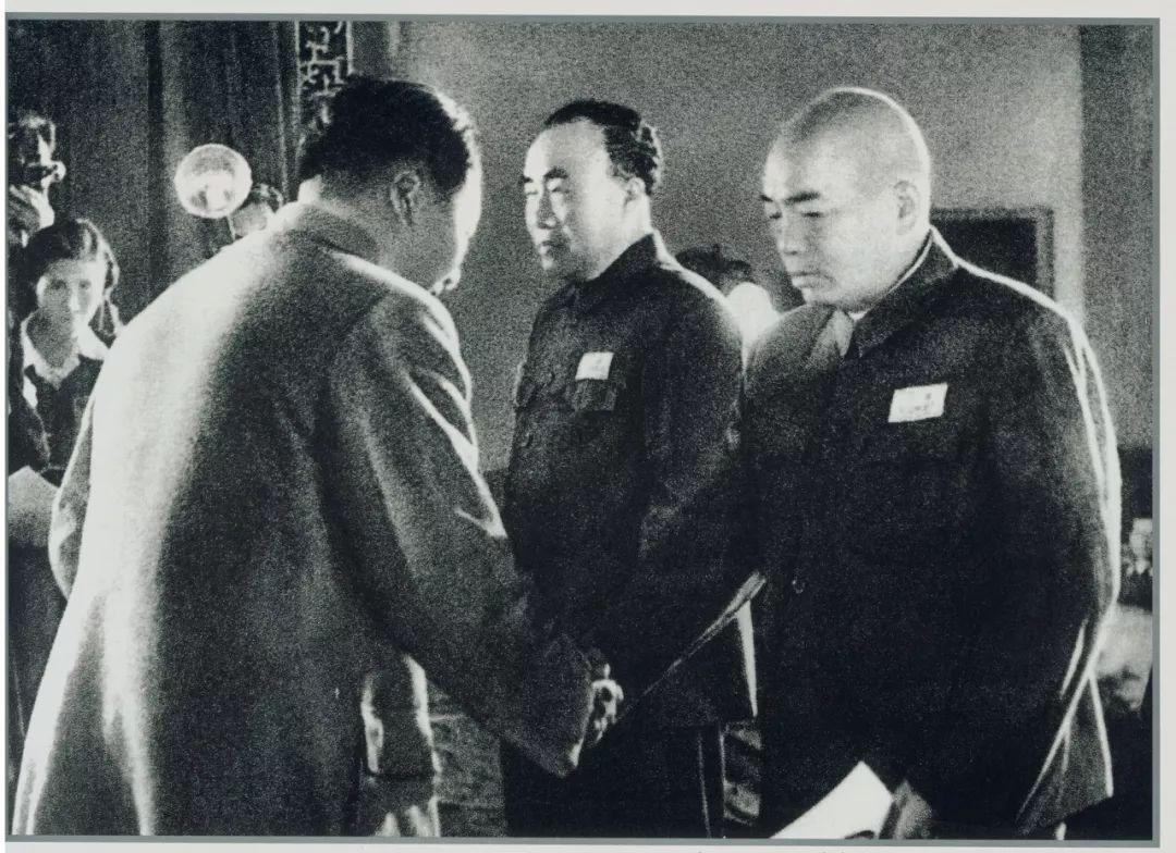 1955年怀仁堂授衔，毛泽东亲授元帅令，为何仍有三位元帅缺席