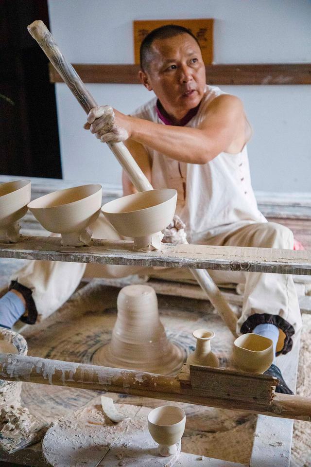 景德镇皇窑景区，再现瓷器古老的制作过程
