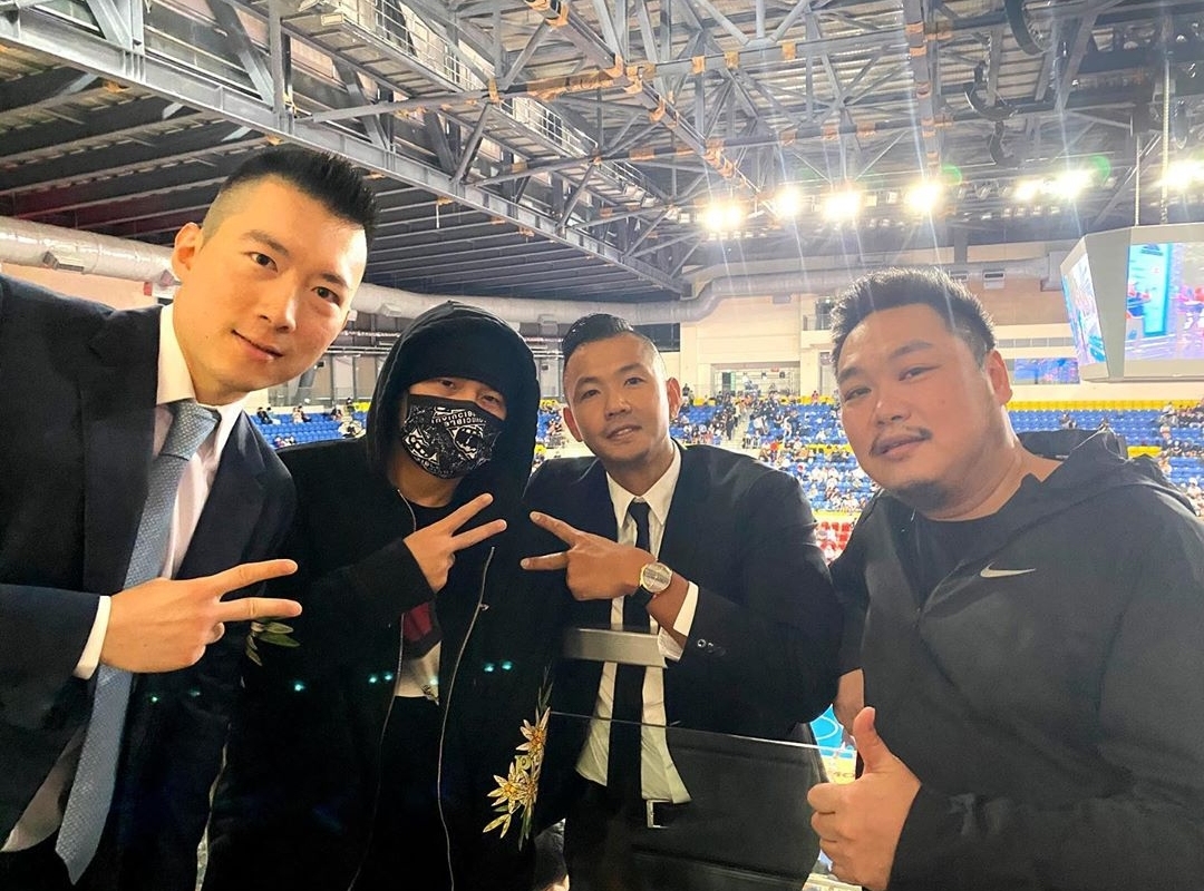 周杰倫攜嬌妻看球賽，昆凌笑容嬌羞摀嘴秀鑽戒，夫妻恩愛可見一斑