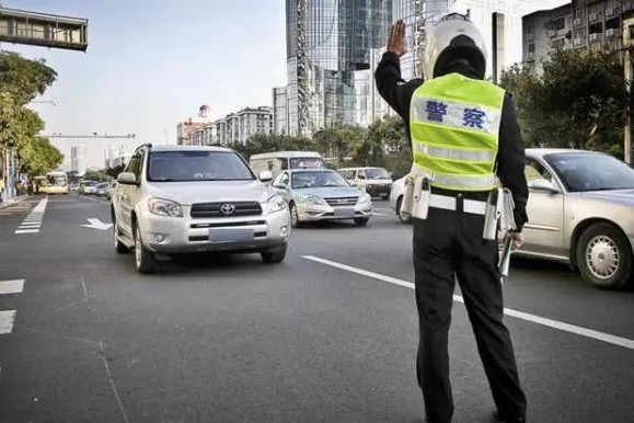 交警查车时，为何先摸一下汽车后备箱？主要是