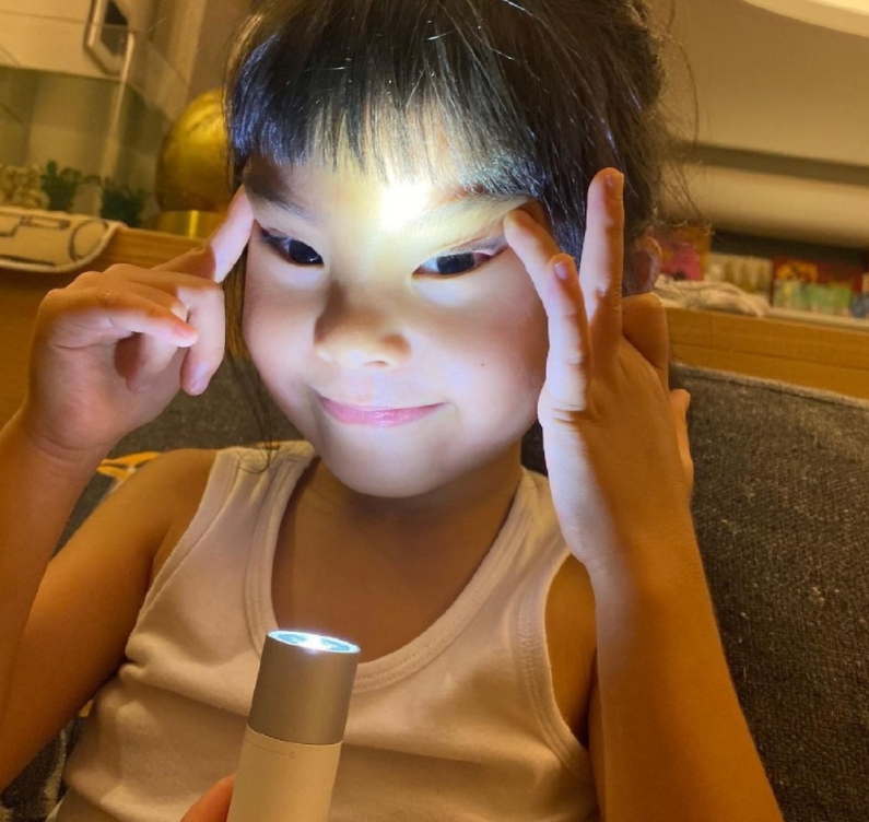 咘咘波妞果真是“小活宝”，画画搞怪全不落，贾静雯直呼：很爱演