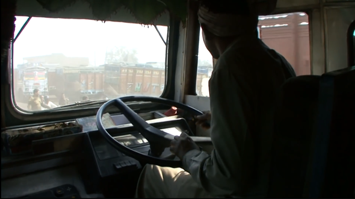 印度村长带20人挤一辆拖拉机，跋涉290公里，只为去恒河洗澡