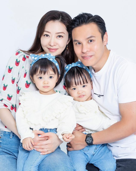 熊黛林老公陪女兒提前過聖誕，雙胞胎姐妹紮馬尾出鏡，越長越可愛