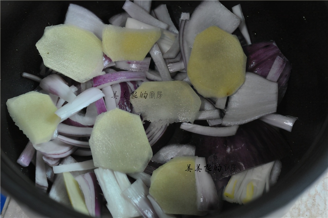 把整條魚扔進電飯鍋裡，不加油不放水，一周吃6次，餐餐都光盤