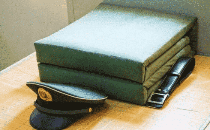 中国军人叠豆腐块，印度军人也叠，看到美国的，网友：这是酒店？