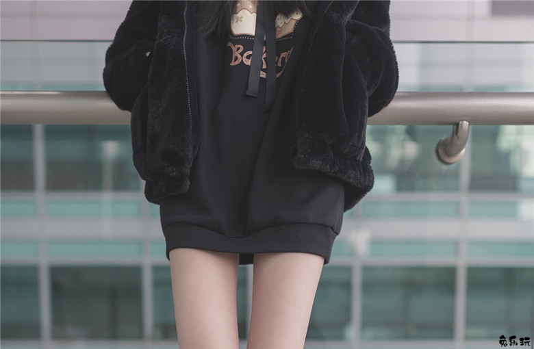 【福利姬】让人喜欢的黑丝及膝袜小细腿！太美了（48P）