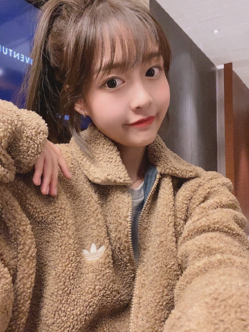 王思聪在泰国被拍到和一女孩街头逛夜市，看清