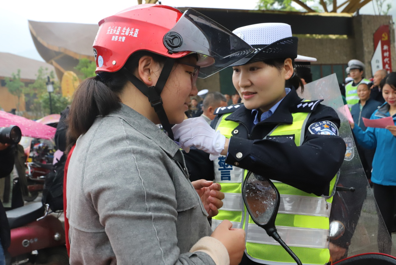 新邵交警“美丽乡村行”送头盔护安全