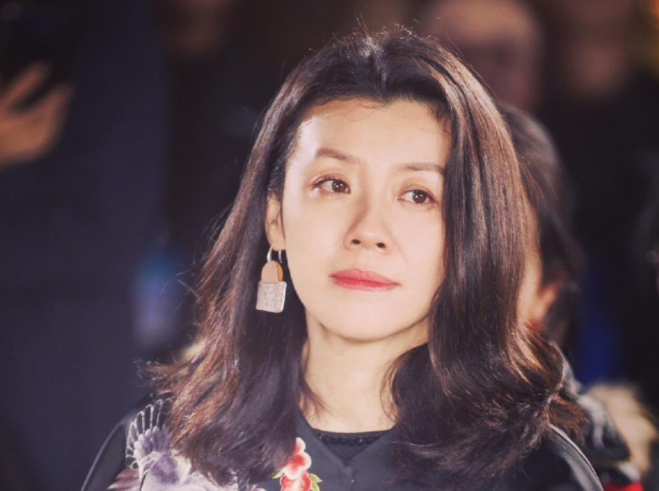 20岁合作张国荣，26岁拿影后，46岁才出圈，正午