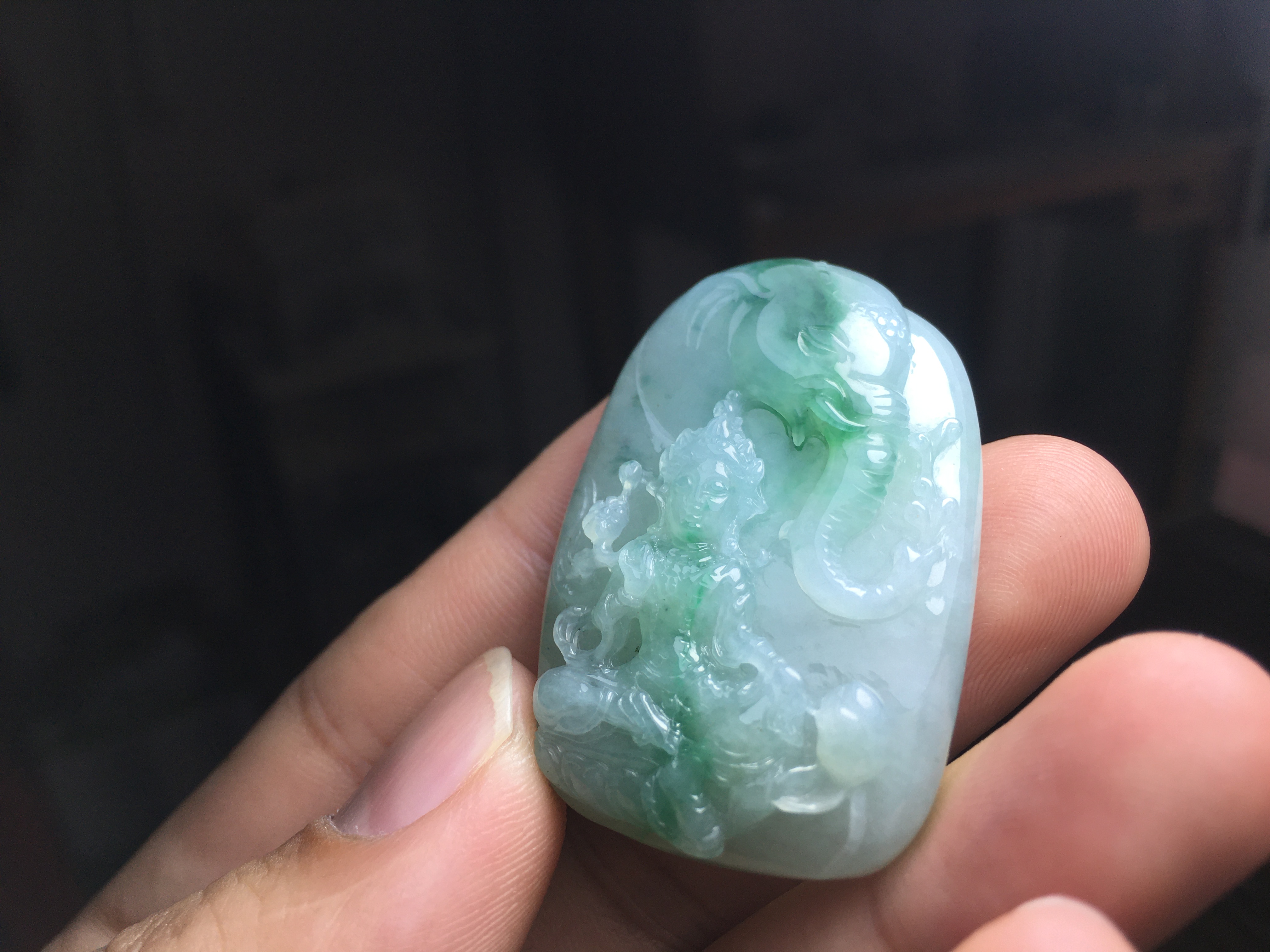 我是玉雕师,父亲拿翡翠给女儿雕刻生日礼物,满满是让人感觉的爱