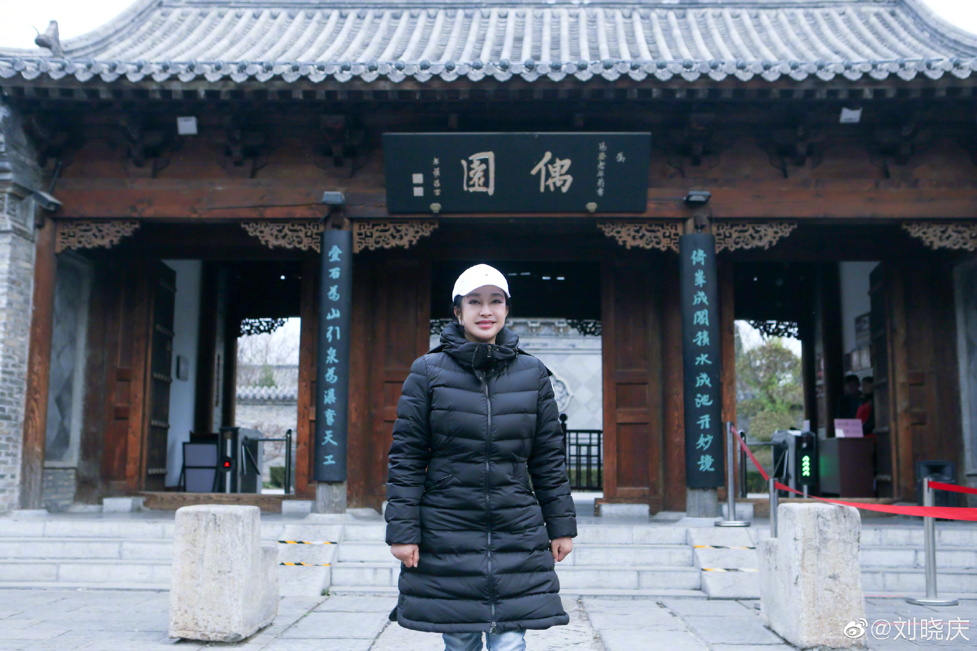 65岁刘晓庆裹羽绒服仍显好身材，皮肤紧致，却被嘲似戴硅胶面具