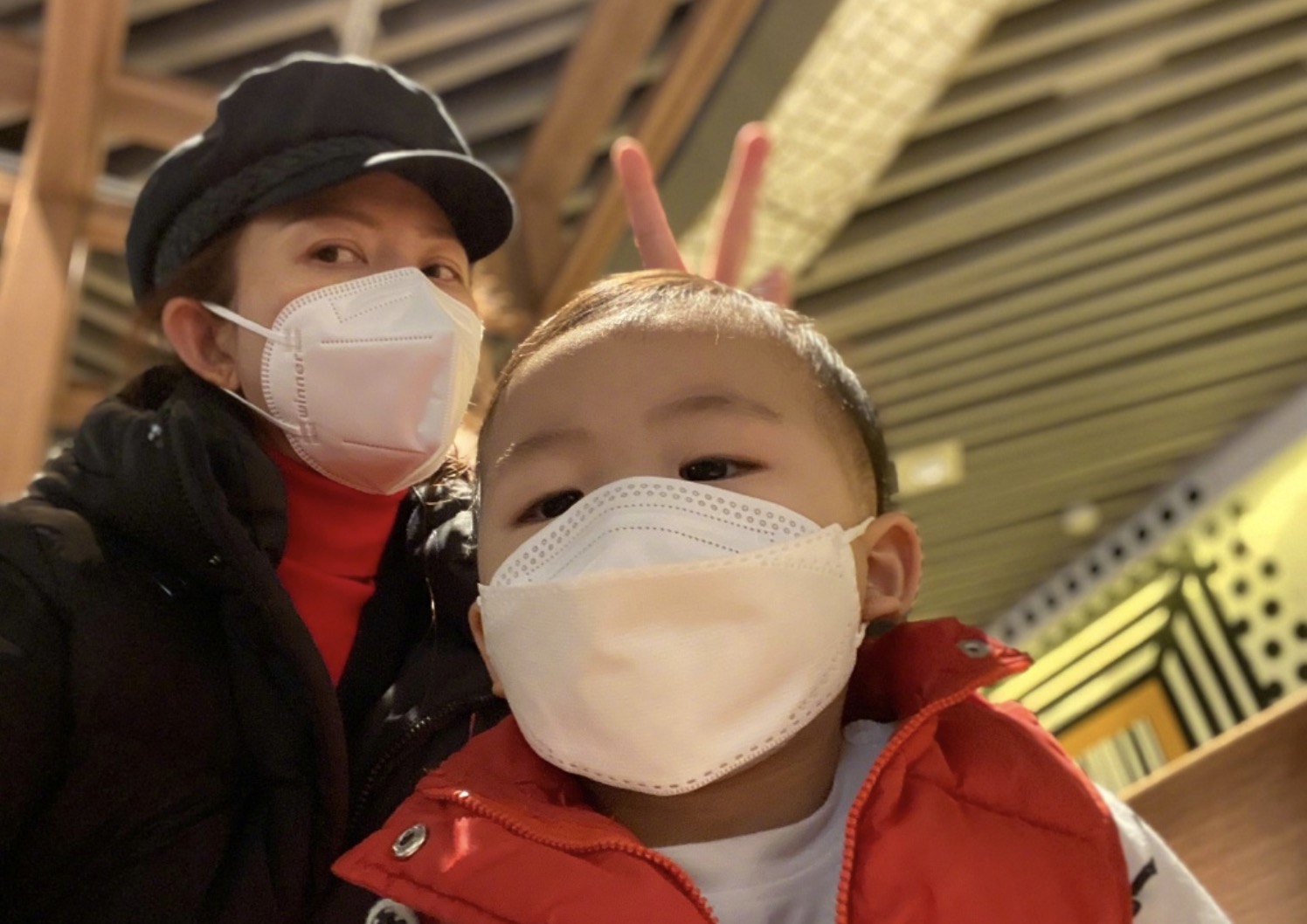 蔡少芬曬與兒子同框，母子倆戴口罩出行，魚蛋圓頭圓腦萌態十足