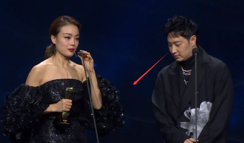 明星卖力博眼球，万茜赖红毯黄圣依抢坐首排，