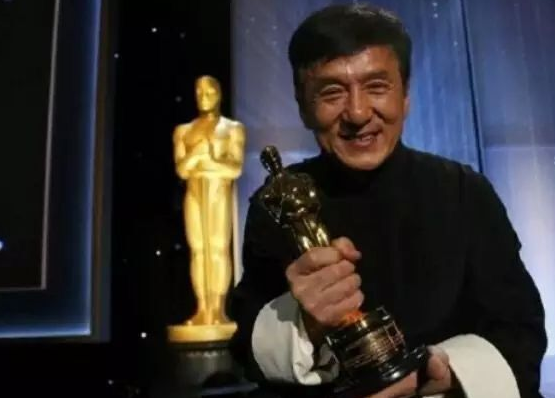成龍近照曝光一片唏噓，走路需要倆人攙扶，67歲老態(tài)盡顯