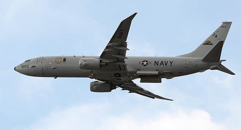 看苏35“硬核拦截”美P8A，夹住机翼1小时，美军