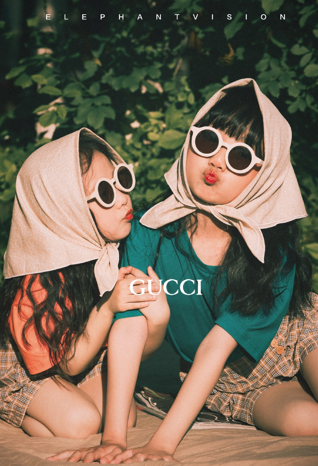 小山竹兒童節攜妹妹拍時尚大片，姐妹倆同框凹造型，又美又傲嬌