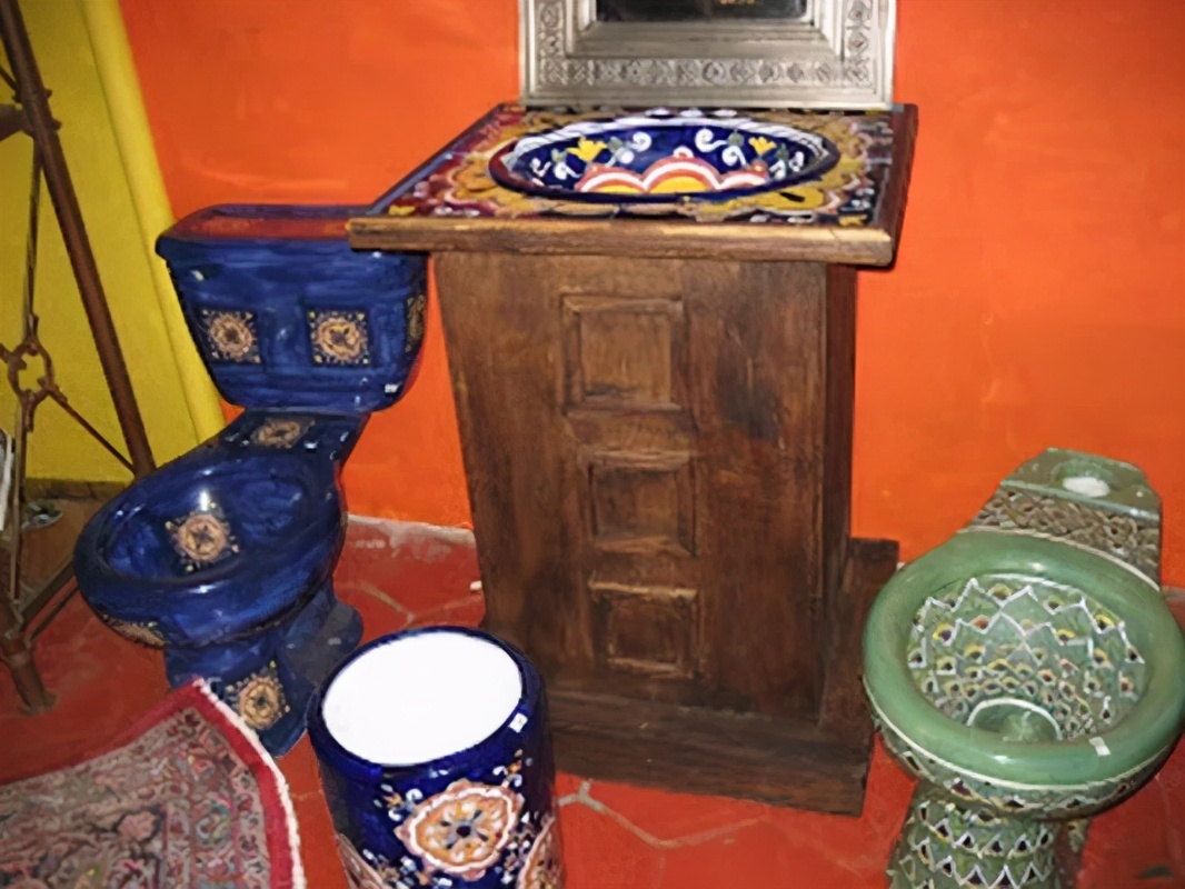 Why are there no toilet seats in Mexican toilets? iMedia