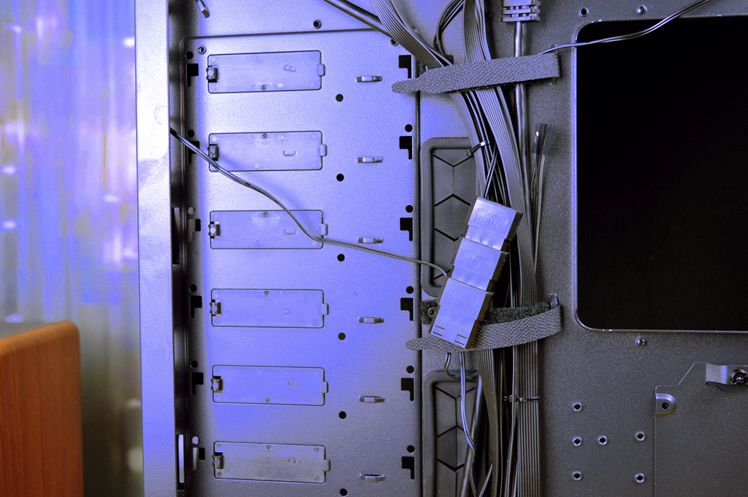 侧透机箱是主流？光污染更伤眼，Tt挑战者H8静音机箱体验