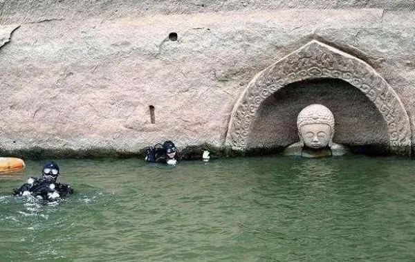 一水库水位下降，竟出现神秘佛像，专家一看大呼不得了