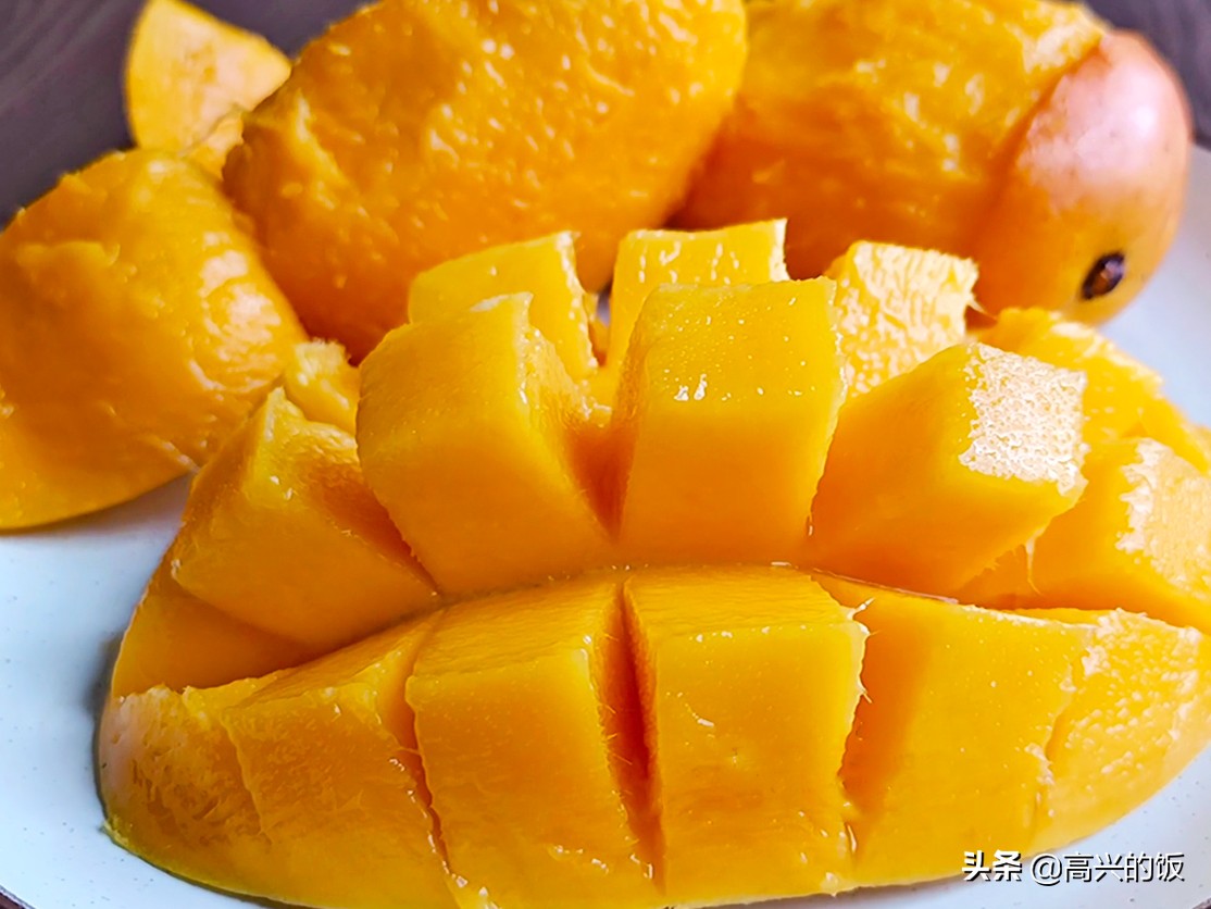 剝芒果皮很簡單，不髒手不流汁，1根筷子就搞定，這方法太棒了