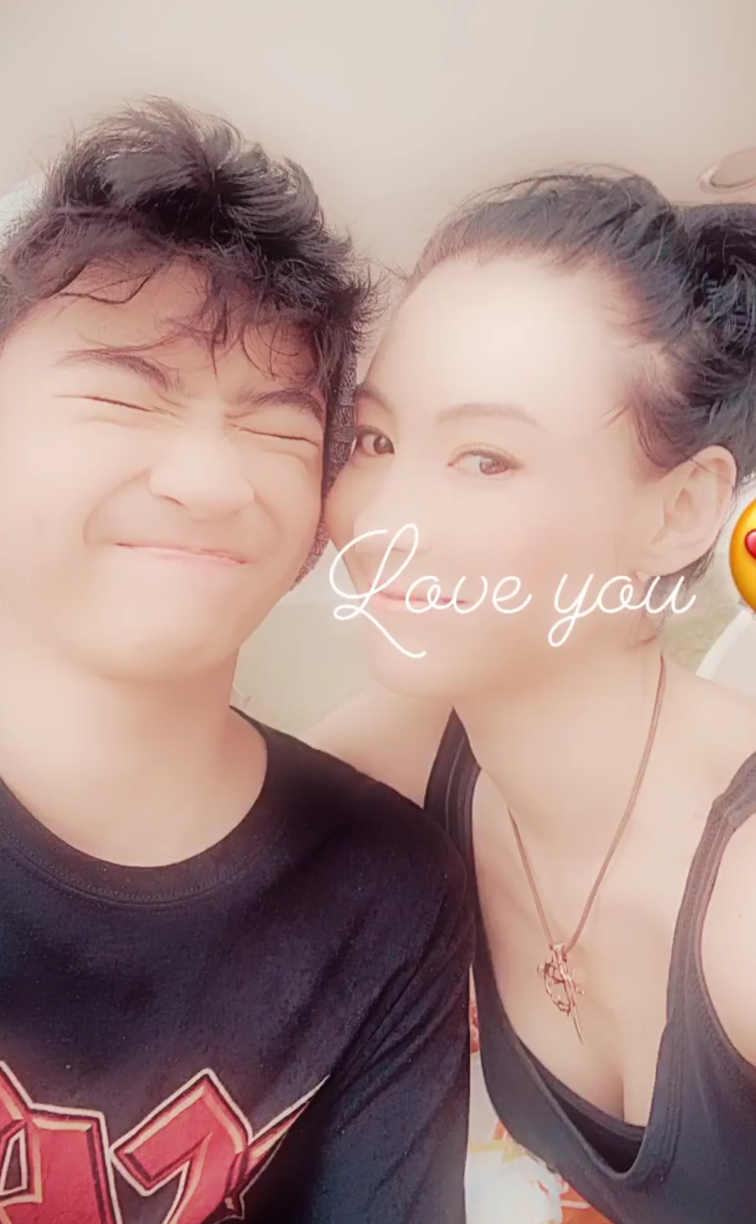 張柏芝兩個兒子轉學到上海，由保鏢接送放學，兄弟倆高冷帥氣