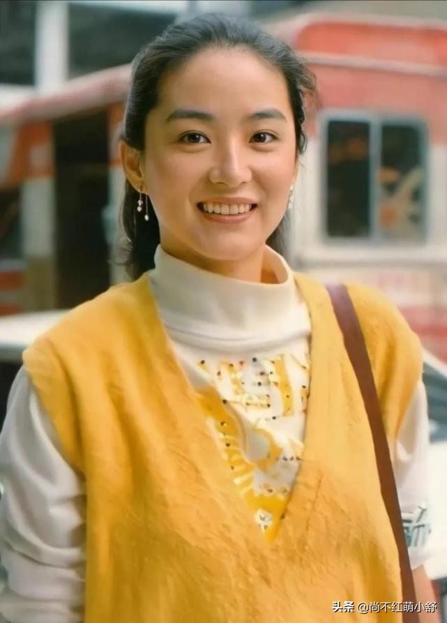 林青霞活了一场漂亮的人生，年轻时穿衣好潮，