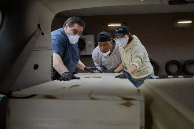 死亡人数破9万，纽约火葬场不堪重负，美军收尸压力过大患精神病