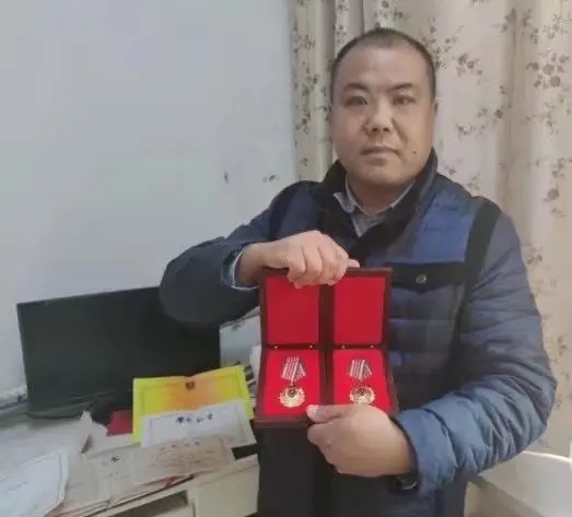 警察为破案“假意”收受同事10万,10天后退还,