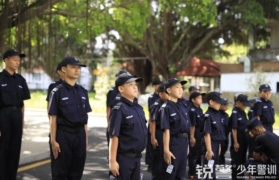 锐警少年警训夏令营：走进警营，撰写独立坚强的新篇章