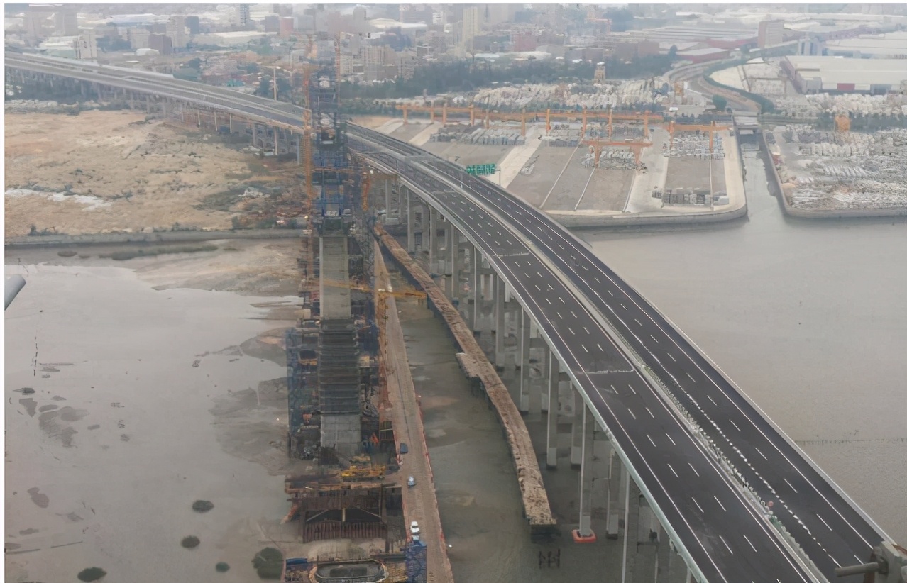 全国首座无砟轨道高铁跨海斜拉桥主塔封顶