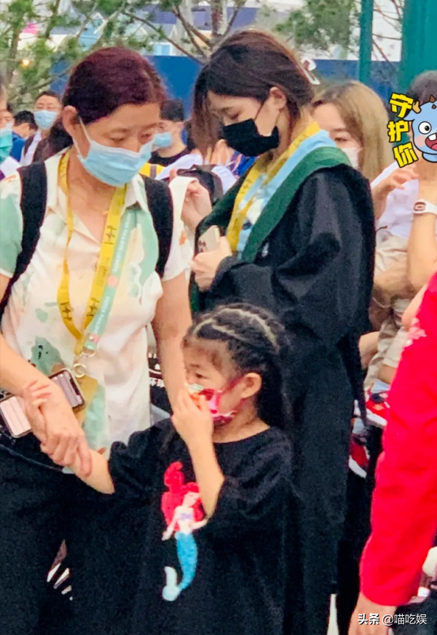 章子怡抱儿子逛环球影城，16岁继女抢镜：穿800元魔法袍亮眼