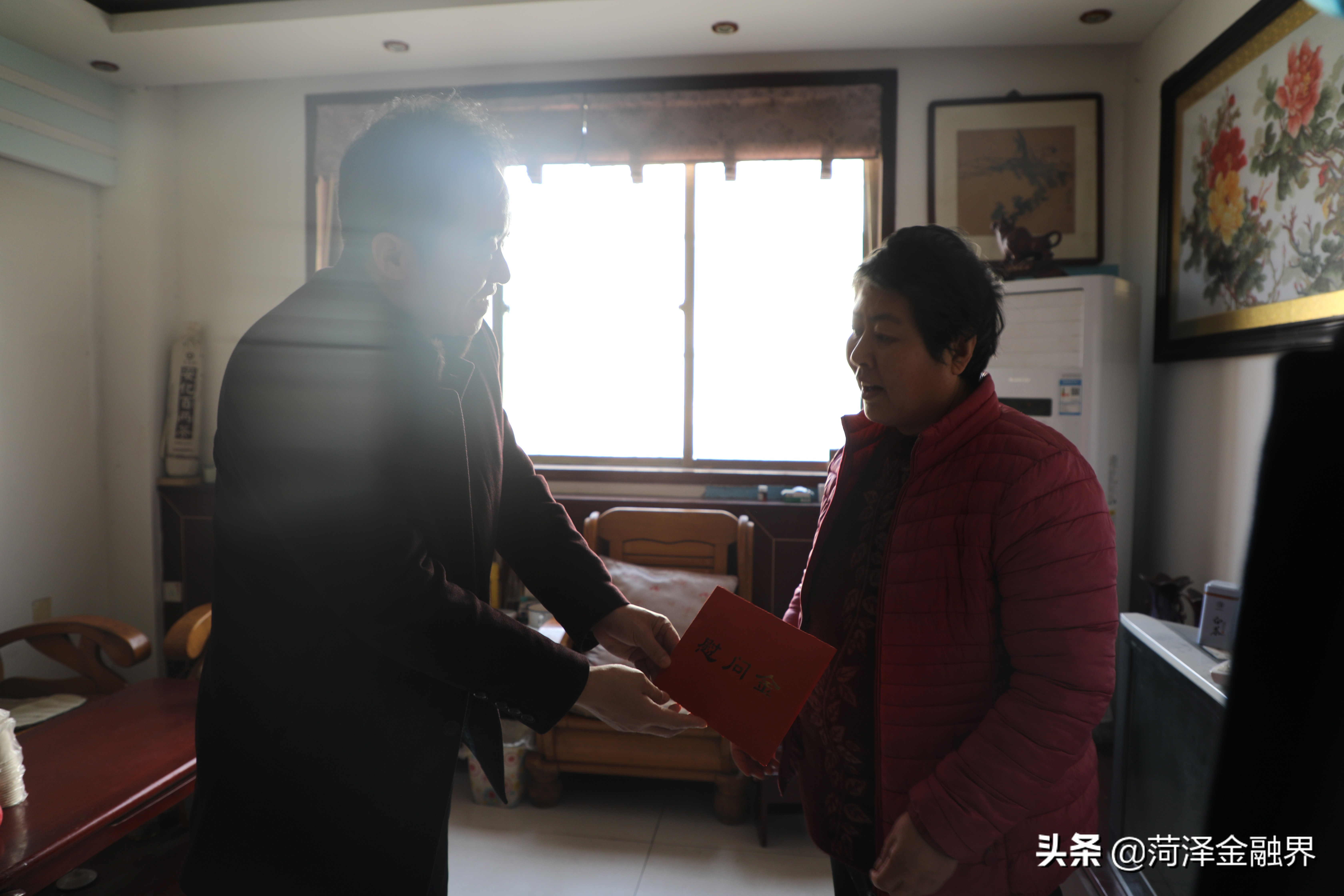 菏泽审计中心副主任级干部刘贺磊赴东明农商银行走访慰问困难员工