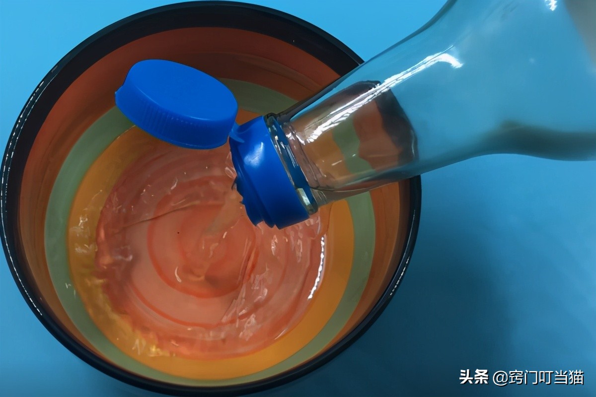 Soak paper towels in white vinegar. It's really practical and solves a