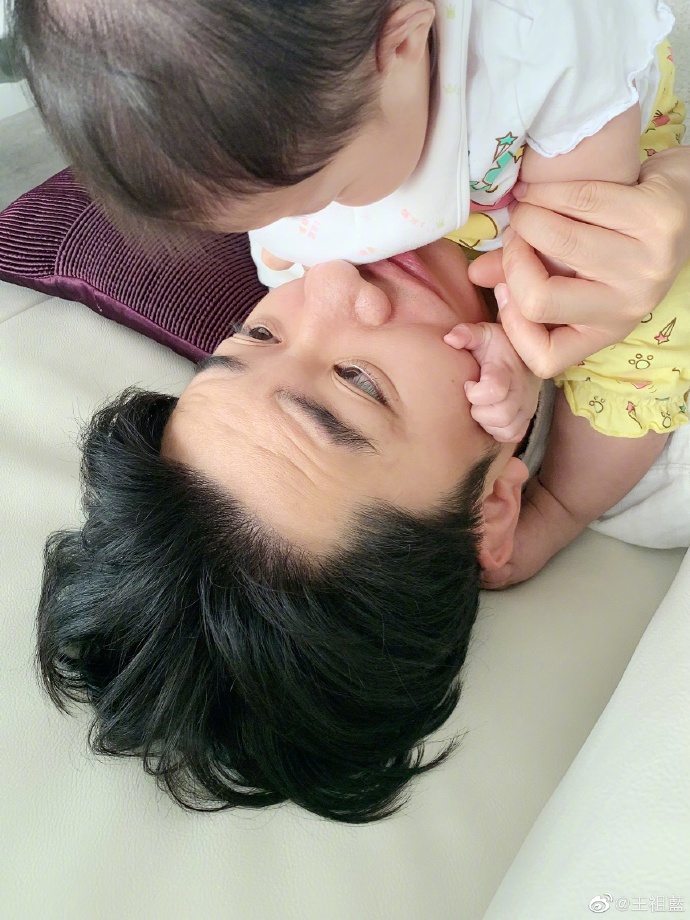 王祖蓝被俩女儿甜蜜叫醒，天韵温柔海静“粗暴”，父女仨互动有爱