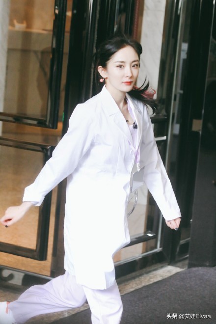 杨幂新造型美过“白衣天使”，穿白大褂录综艺